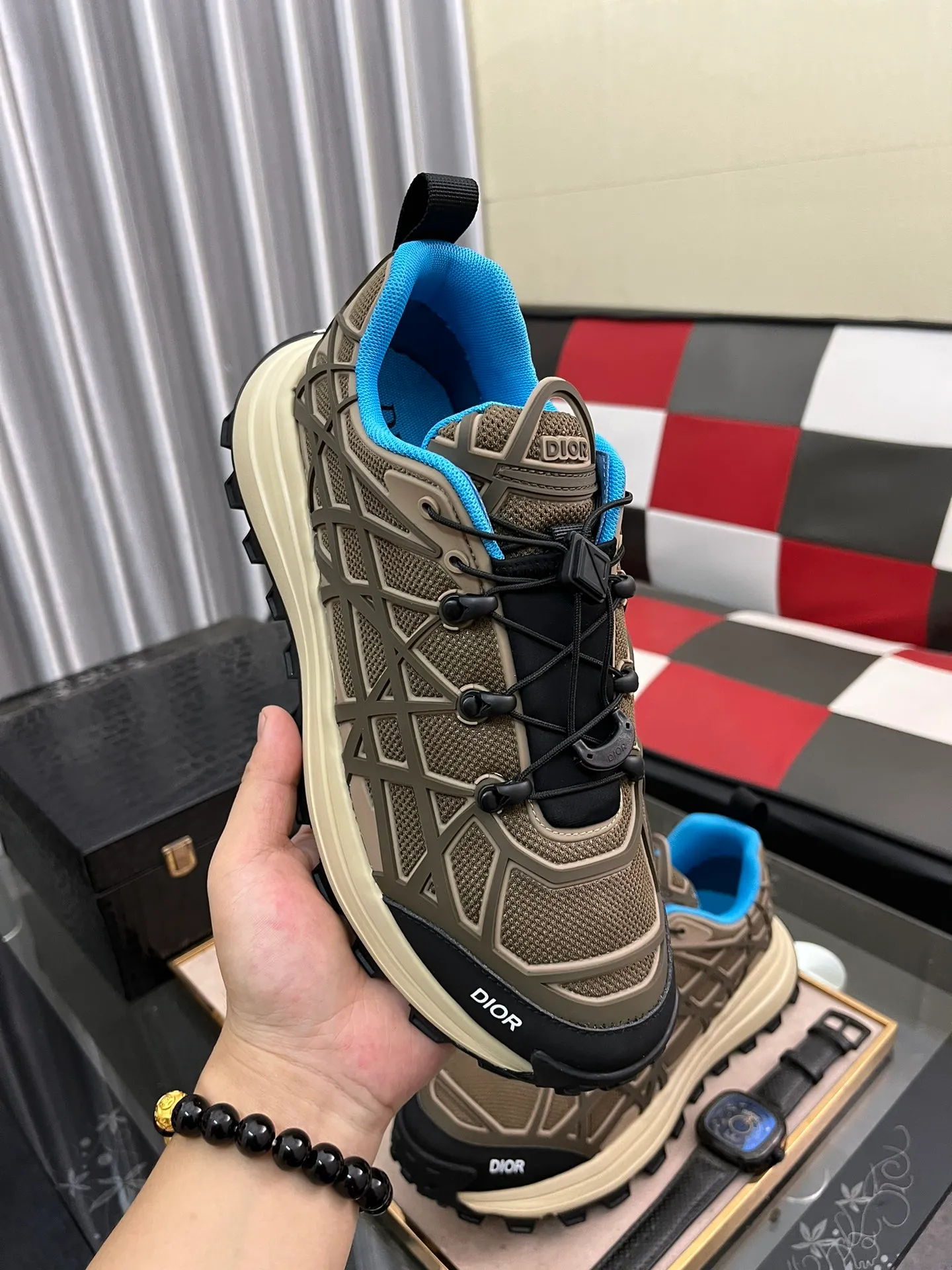 Ex-factory price 520⌚️⌚️B31 RUNNER sports shoes highlight the fashionable silhouette and are decorated with curved cannage pattern. They reinterpret the classic pattern in a structural style and enrich the Dior 2023 summer men's wear series. Meticulously crafted using the advanced craftsmanship of hiking shoes, it blends outdoor culture with Dior heritage. Code number 38-445⃣️Color optional